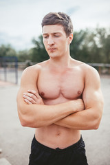 Obraz premium Man showing sports figure