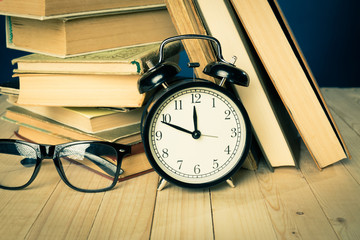 Naklejka premium A stack of books on wooden table