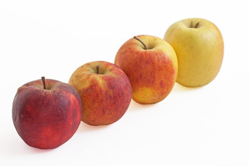 Pommes en ligne de différentes couleurs sur fond blanc
