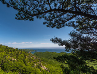Скалы и горы на берегах Японского моря. Приморье, Россия. Rocks and mountains on the shores of the sea of Japan. Primorye, Russia.