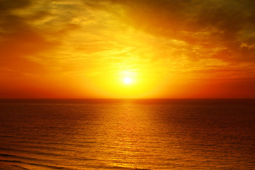 Obraz premium Beautiful sunset above the sea