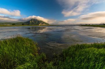 Скалы и горы на берегах Японского моря. Приморье, Россия. Rocks and mountains on the shores of the sea of Japan. Primorye, Russia.