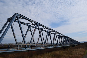 Fototapeta na wymiar 鉄橋（単線）／山形県の庄内地方で、赤川（一級河川）に架かる鉄橋（単線）を撮影した、ローカルイメージの写真です。