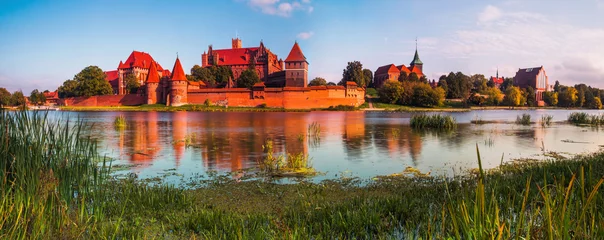 Papier peint photo autocollant rond Château Chevaliers teutoniques au château de Malbork en automne. Liste du patrimoine mondial de l& 39 UNESCO. Vue panoramique