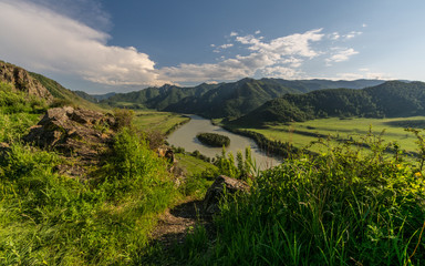 Fototapeta premium Горы и скалы Алтая. Россия, тайга, леса и вершины. Mountains and rocks of Altai. Russia, taiga, forests and peaks.