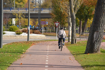 circulando en bicicleta por la ciudad