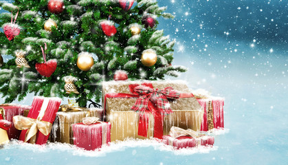 Dekorierter Weihnachtsbaum mit Geschenken 