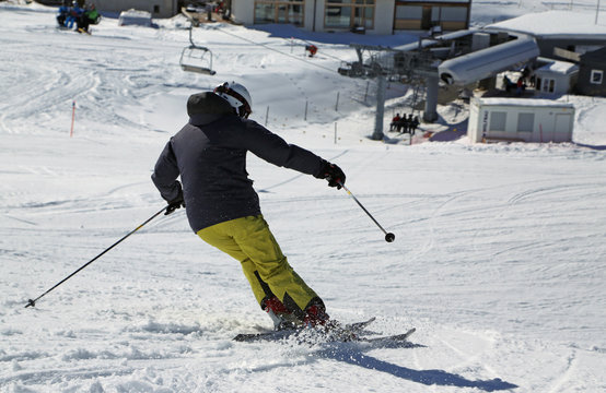 Skifahrer vor Talstation