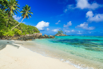 Fototapeta na wymiar Beautiful beach - Anse aux Pins - Mahe, Seychelles