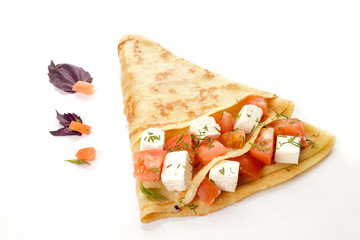 блин с брынзой и помидором на белом фоне