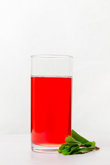 стакан клюквенного морса на белом фоне