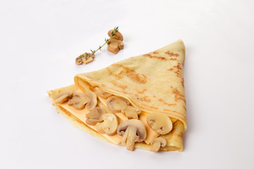блин с сыром и грибами на белом фоне