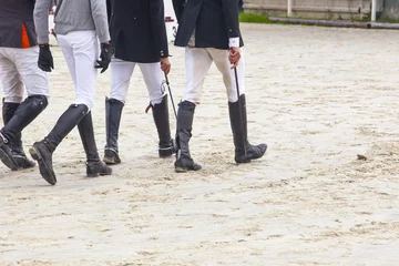 Fototapete Reiten Riders walking a course at horse jumping competition