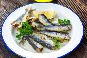 Sardines with lemon and olive oil