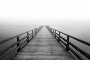 Obraz premium Molo w Ahlbeck. Ahlbeck na Morzu Bałtyckim na wyspie Uznam, Meklemburgia-Pomorze Przednie, Niemcy.