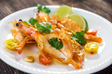  Roasted shrimps with garlic, olive oil and lime