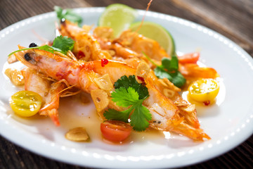  Roasted shrimps with garlic, olive oil and lime