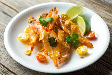  Roasted shrimps with garlic, olive oil and lime