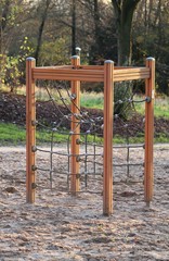 Fototapeta premium Kettergerüst aus Holz mit Metallseilen