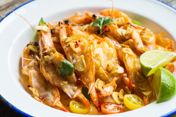  Roasted shrimps with garlic, olive oil and lime