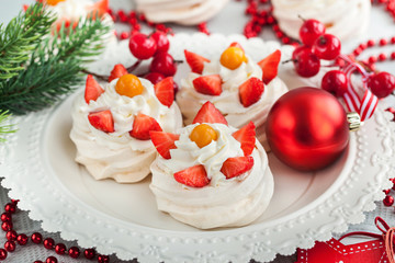 Mini Pavlova meringue cakes