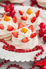 Mini Pavlova meringue cakes