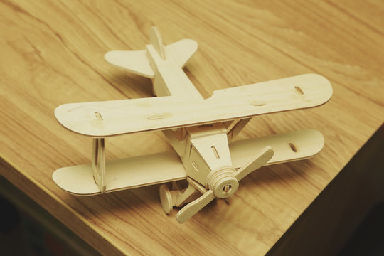 petit avion en bois vintage