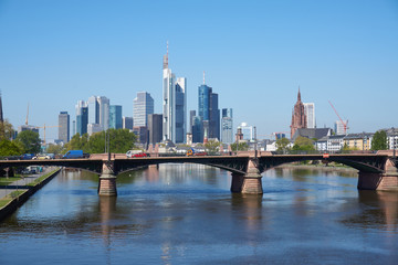 Fototapeta na wymiar Frankfurt am Main Skyline mit Brücke