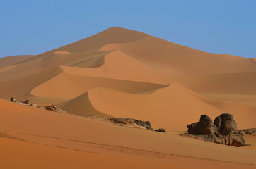 Fototapeta na wymiar Wydma na Saharze w Algierii