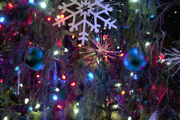 Obraz na płótnie Canvas Christmas decorations on a tree