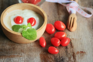 Yogurt with fresh tomatoes