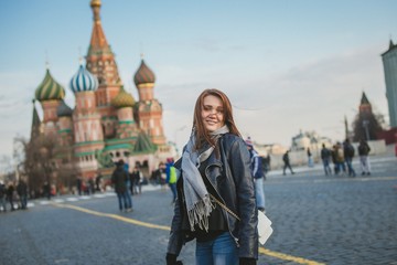 Obraz premium the girl is smiling on the red square in Moscow
