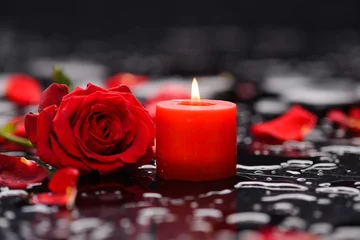 Foto op Plexiglas Rode roos, bloemblaadjes met kaars en therapiestenen © Mee Ting
