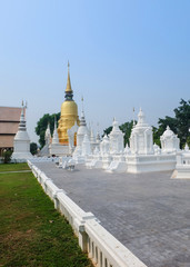 Naklejka premium golden pagoda in wat suan dok temple, chiang mai, thailand