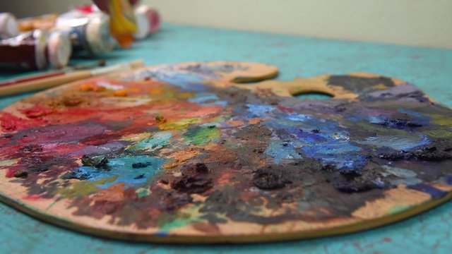 Mixing oil color on palette