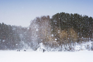 Зимняя рыбалка в Сибири, снегопад. Россия, Новосибирская область, река Раздельная