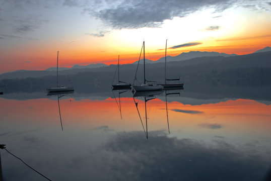 Barche sul lago con i colori del tramonto