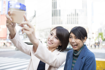 Women have a commemorative photo with your friends in the smartphone