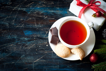 Black tea with cookies.