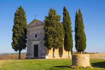 Fototapeta na wymiar Cappella della Madonna di Vitaleta in Val d'Orcia, Toscana