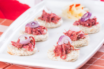 wheat bread topped with corned beef and sliced onions