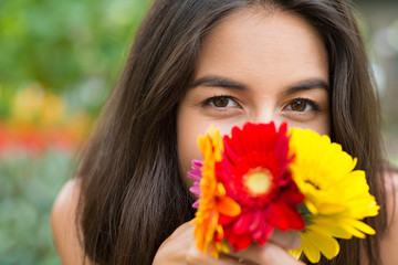 Naklejka premium Smelling flowers