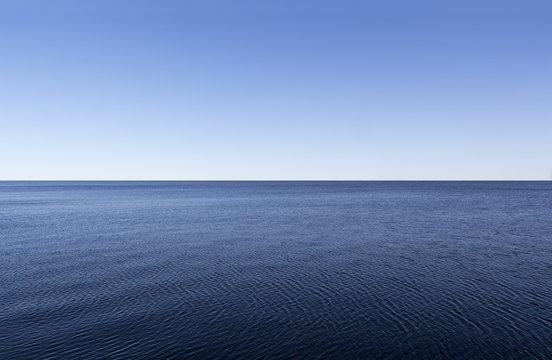 Fototapeta The smooth surface of the ocean