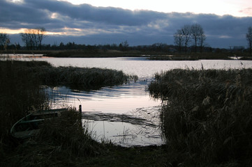 Łódka nad brzegiem jeziora