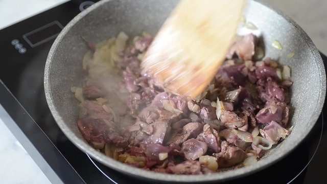 putting withe wine on fried livers with onion