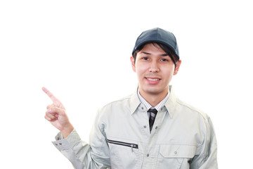 指示する笑顔の作業員