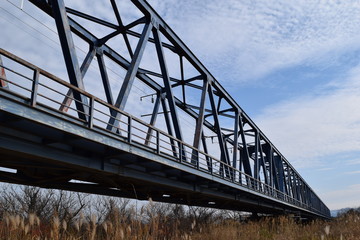 鉄橋（単線）／山形県の庄内地方で、赤川（一級河川）に架かる鉄橋（単線）を撮影した、ローカルイメージの写真です。