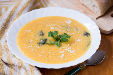 puree soup with spinach and parmesan cheese