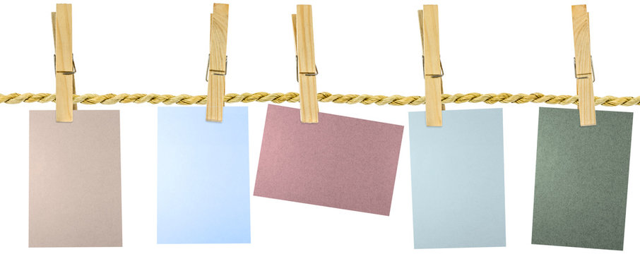 cinq cartes couleurs sur corde à linge, fond blanc