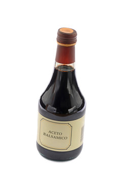 aceto balsamico in bottiglia - sfondo bianco